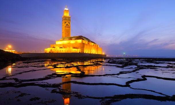la-mosquee-hassan-ii-au-coucher-du-soleil-a-casablanca-maroc.jpg